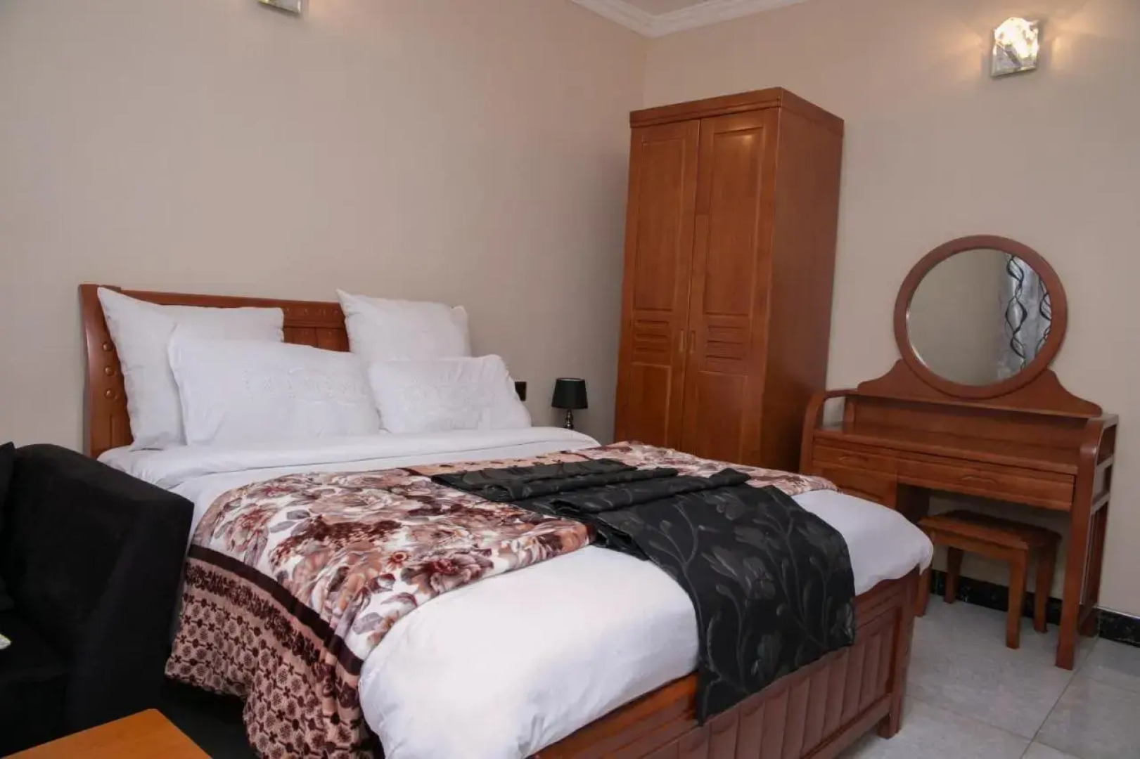 Glitz Cloud 9 Suites