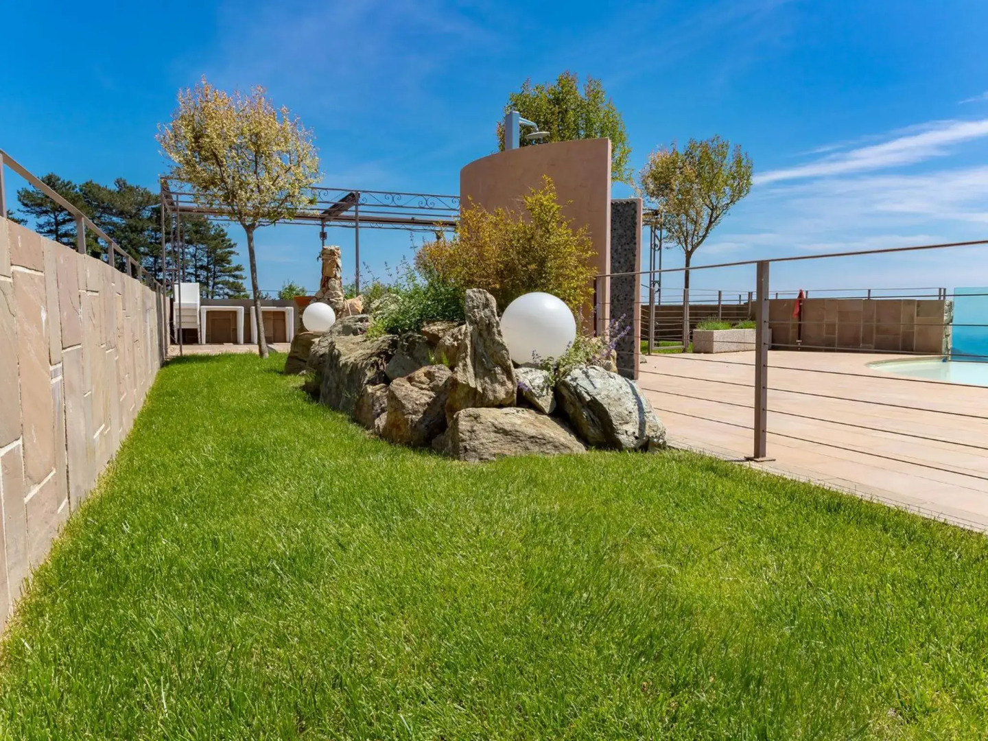 Albatros - swimming pool with sea view and small terrace