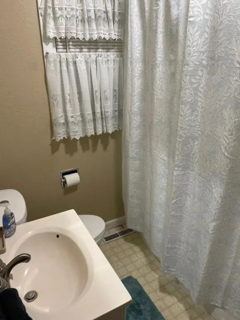 Lake Vacation Home 4 bedrooms 3 baths boat dock slip on the Lake