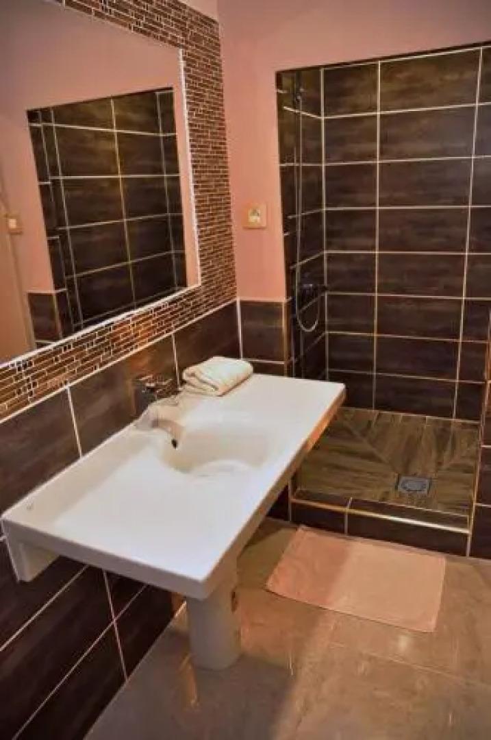 Roadside Restaurant & Caffe Bar