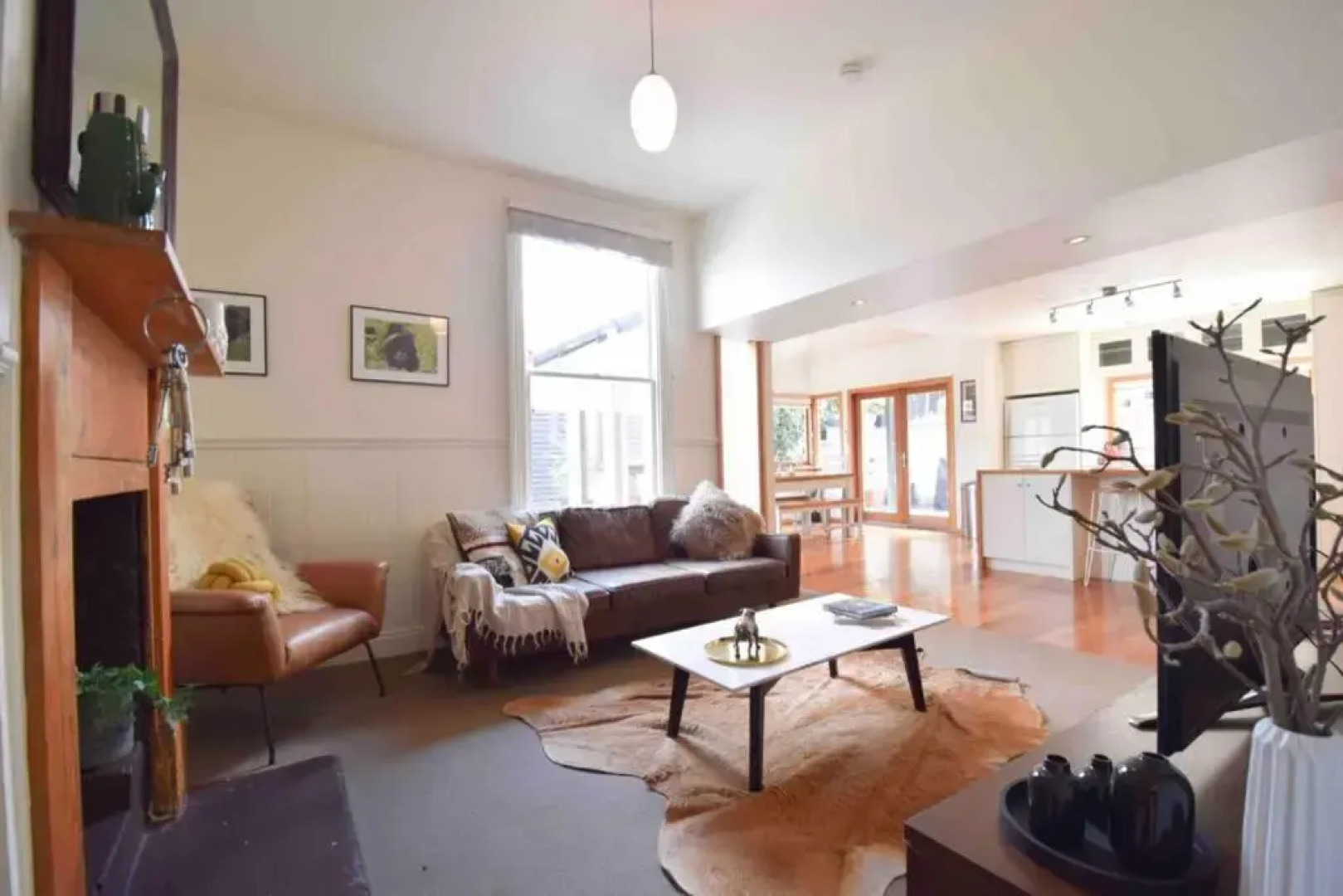Best Location in Hobart! Luxury 4 bedroom with stunning views