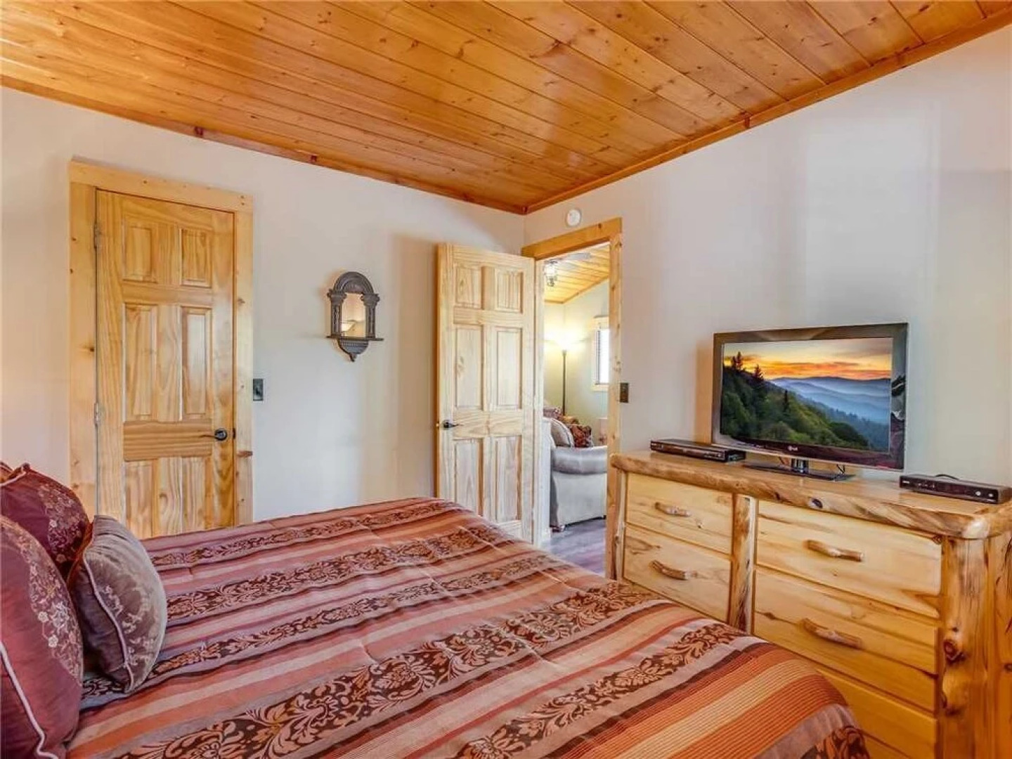 Naughty by Nature 1 Bedroom Home with Hot Tub