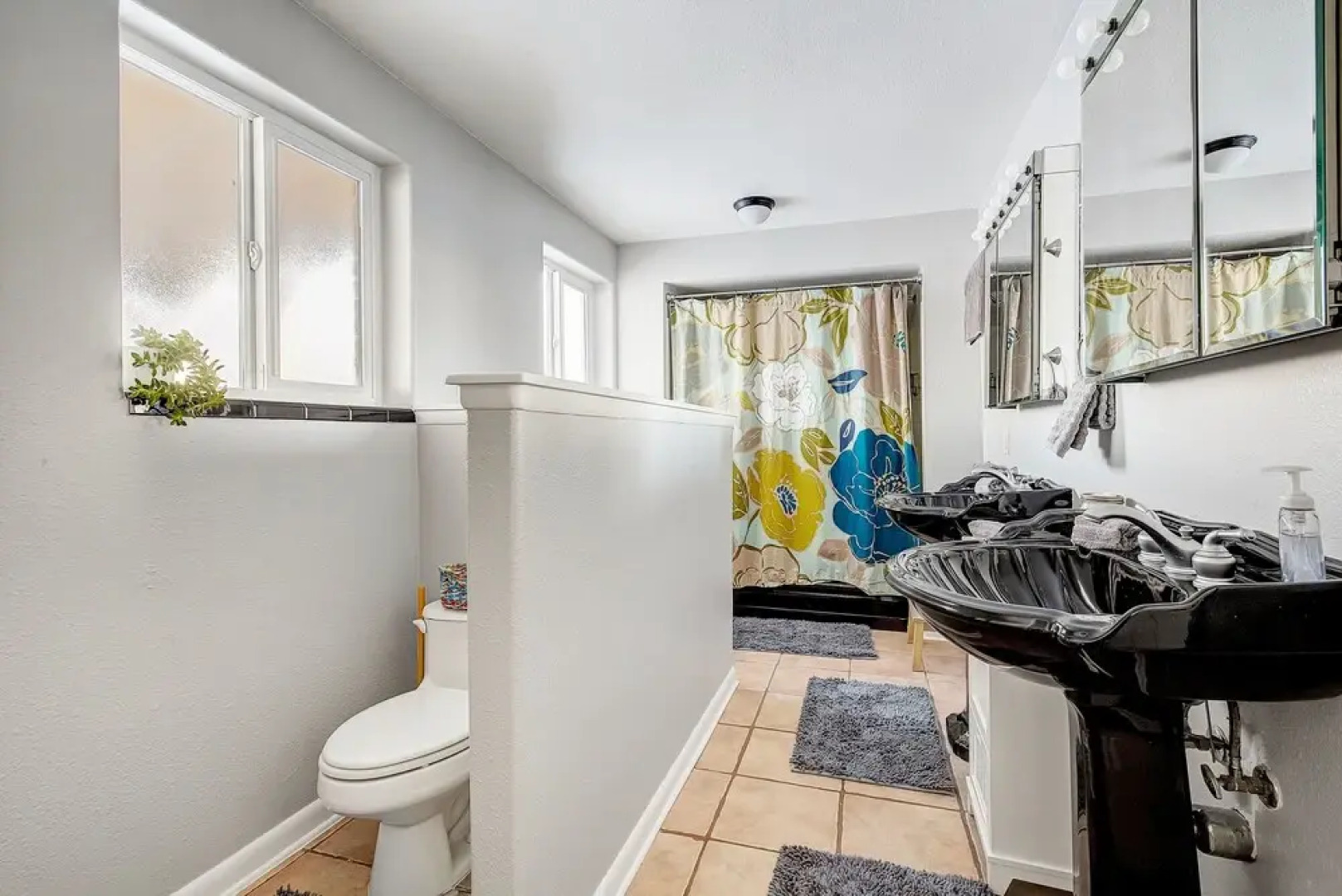 Klo6985 - Huge Home with Backyard Hot Tub! Parking