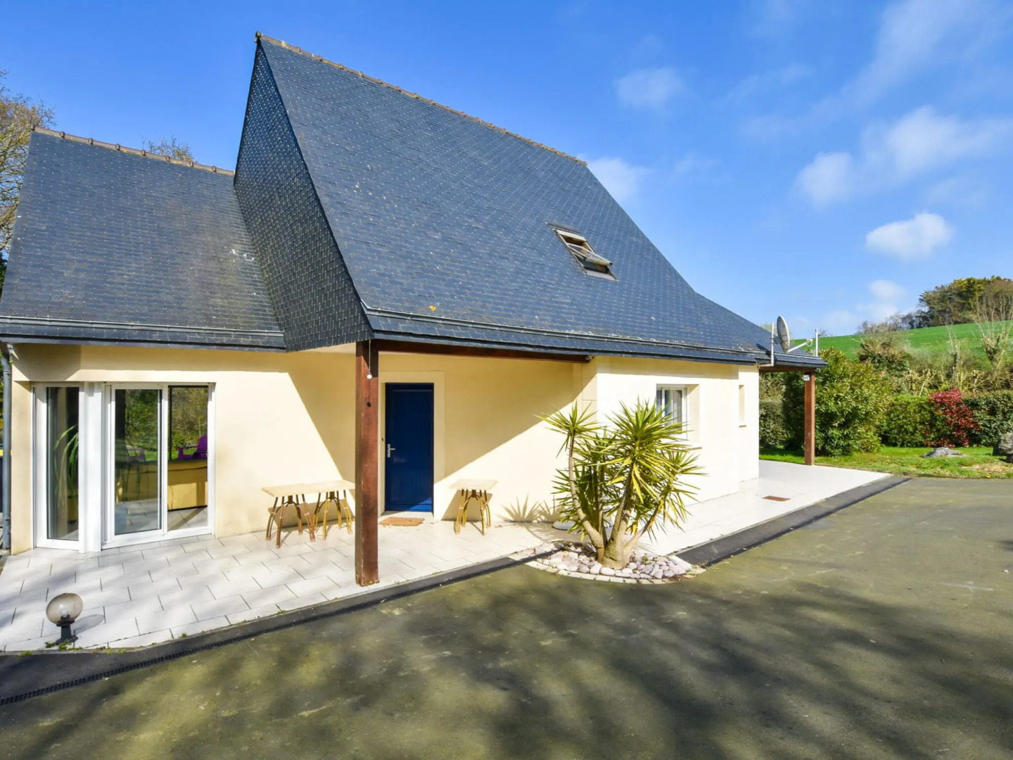 Beautiful Holiday Home With Large Garden in Brittany 1 km From the Beach