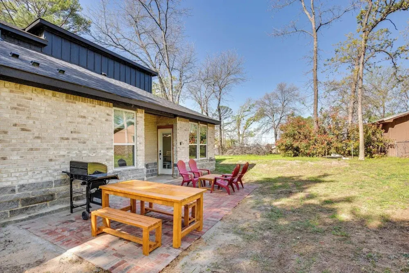 Fire Pit + Grill: Lakeside Gun Barrel City Home!