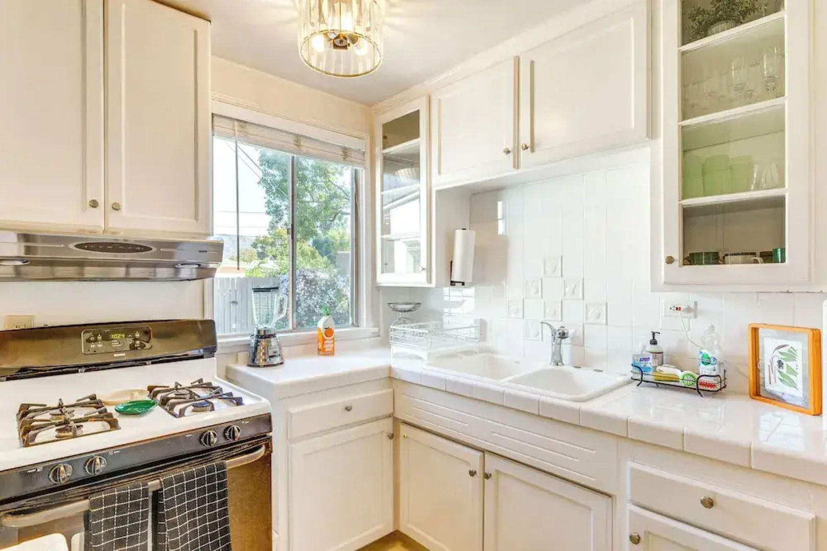 3 Mi to Universal Studios: Chic Home w/ Yard!