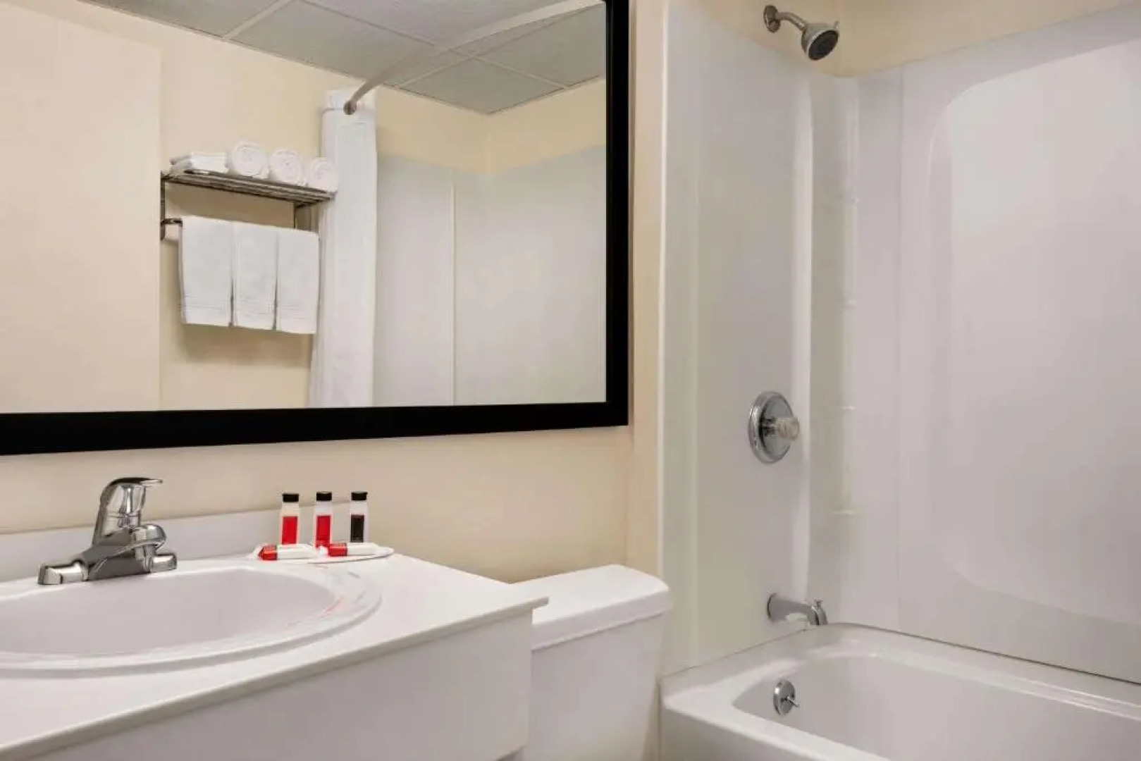 Super 8 Liverpool/ Syracuse Area