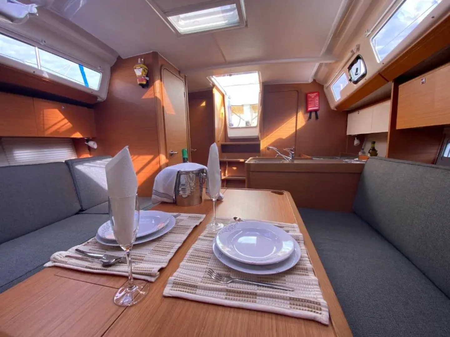 TROIA - Veleiro em marina