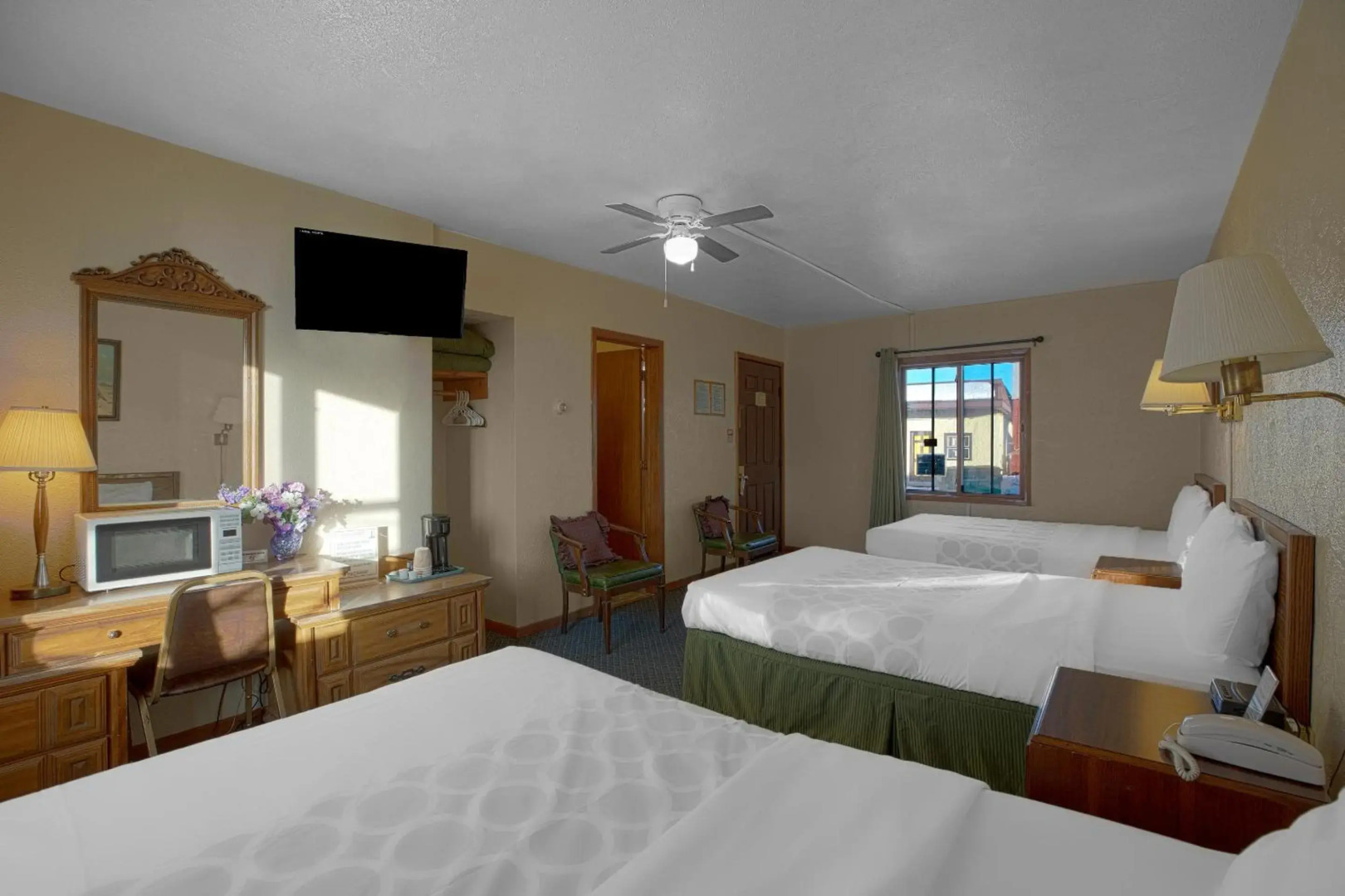 Love Hotels Silver Street by OYO at Hurley WI