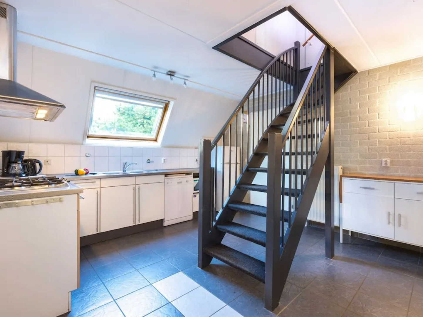 Detached Villa with Fireplace & 4 Bathrooms near Golf Course