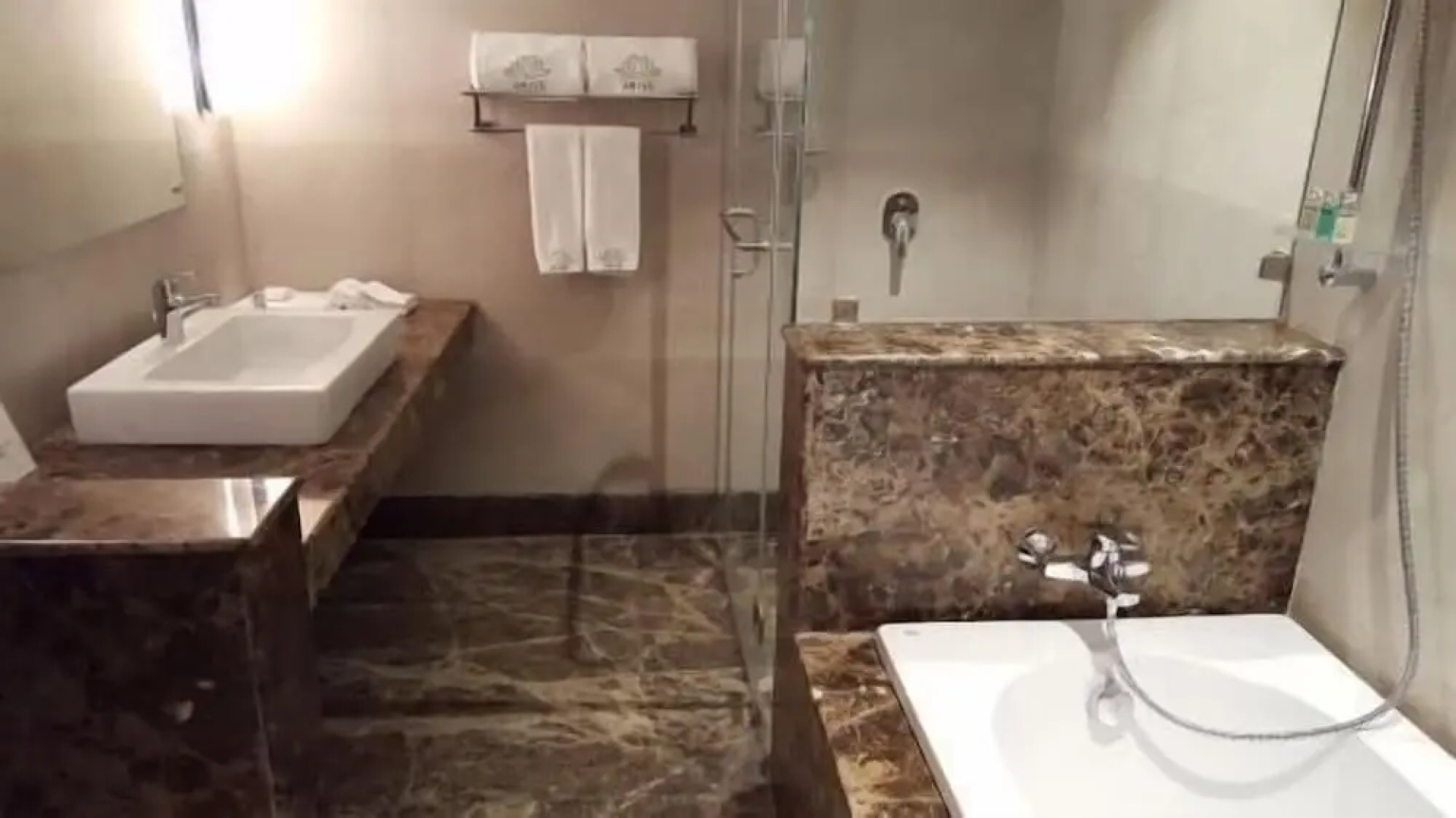 Ariya Hotel