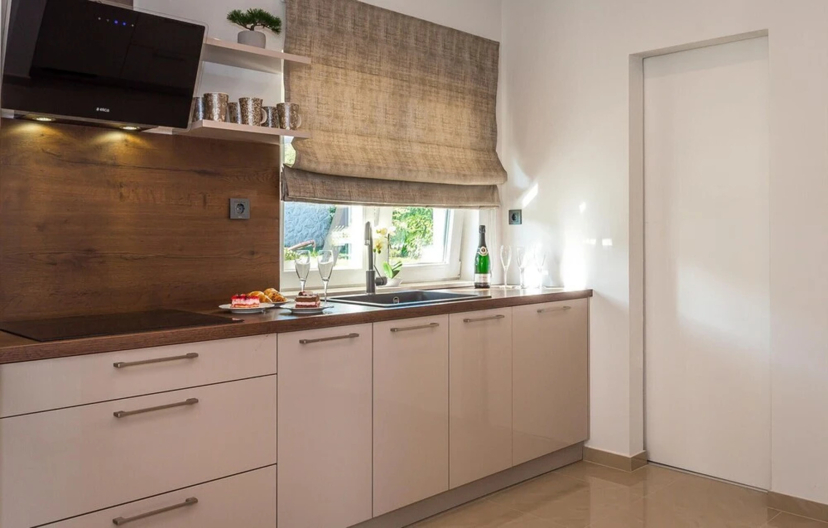 Amazing Home in Siveric with Hot Tub, Sauna & WiFi