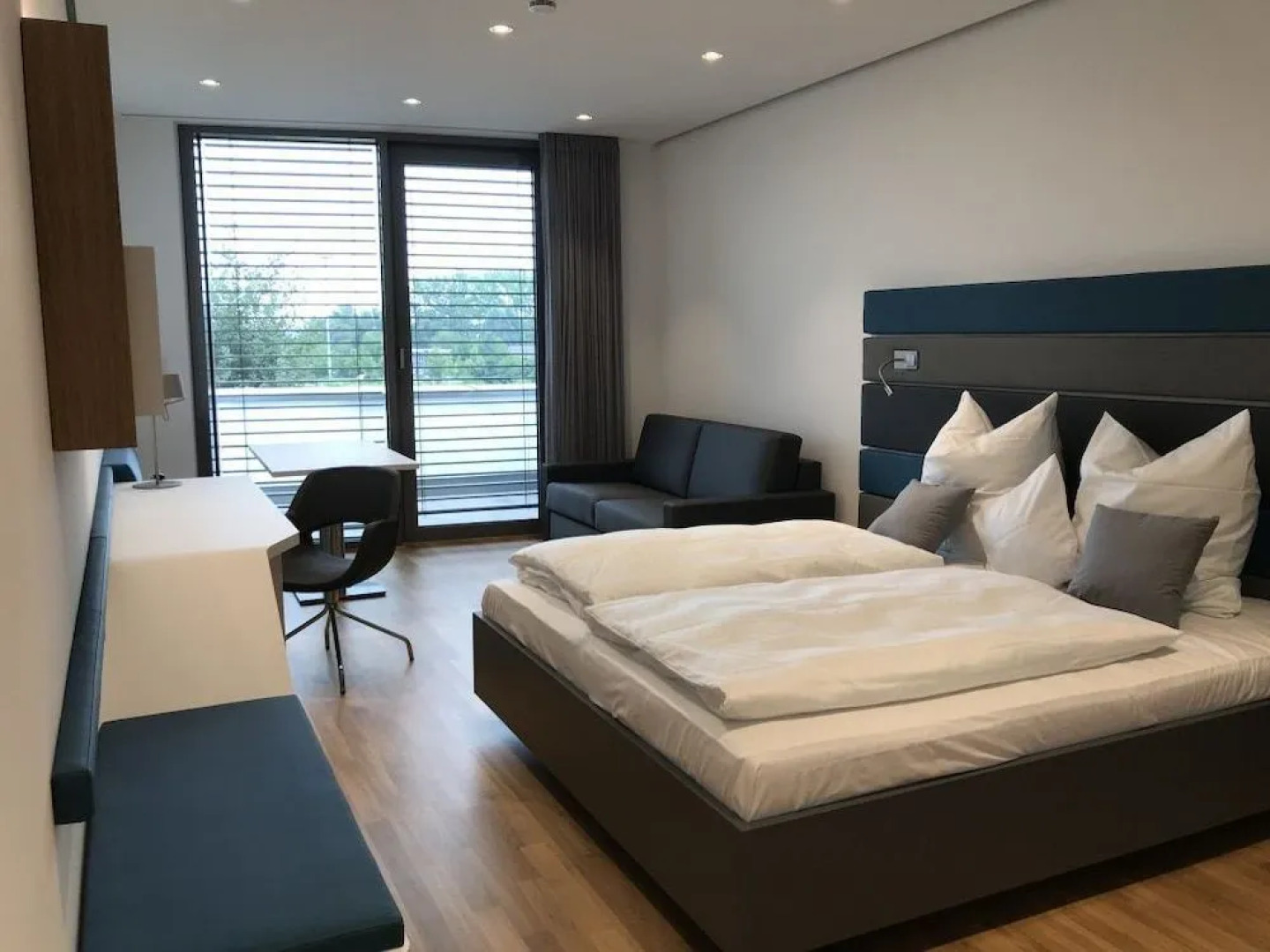 7 Hotel & Boardinghouse