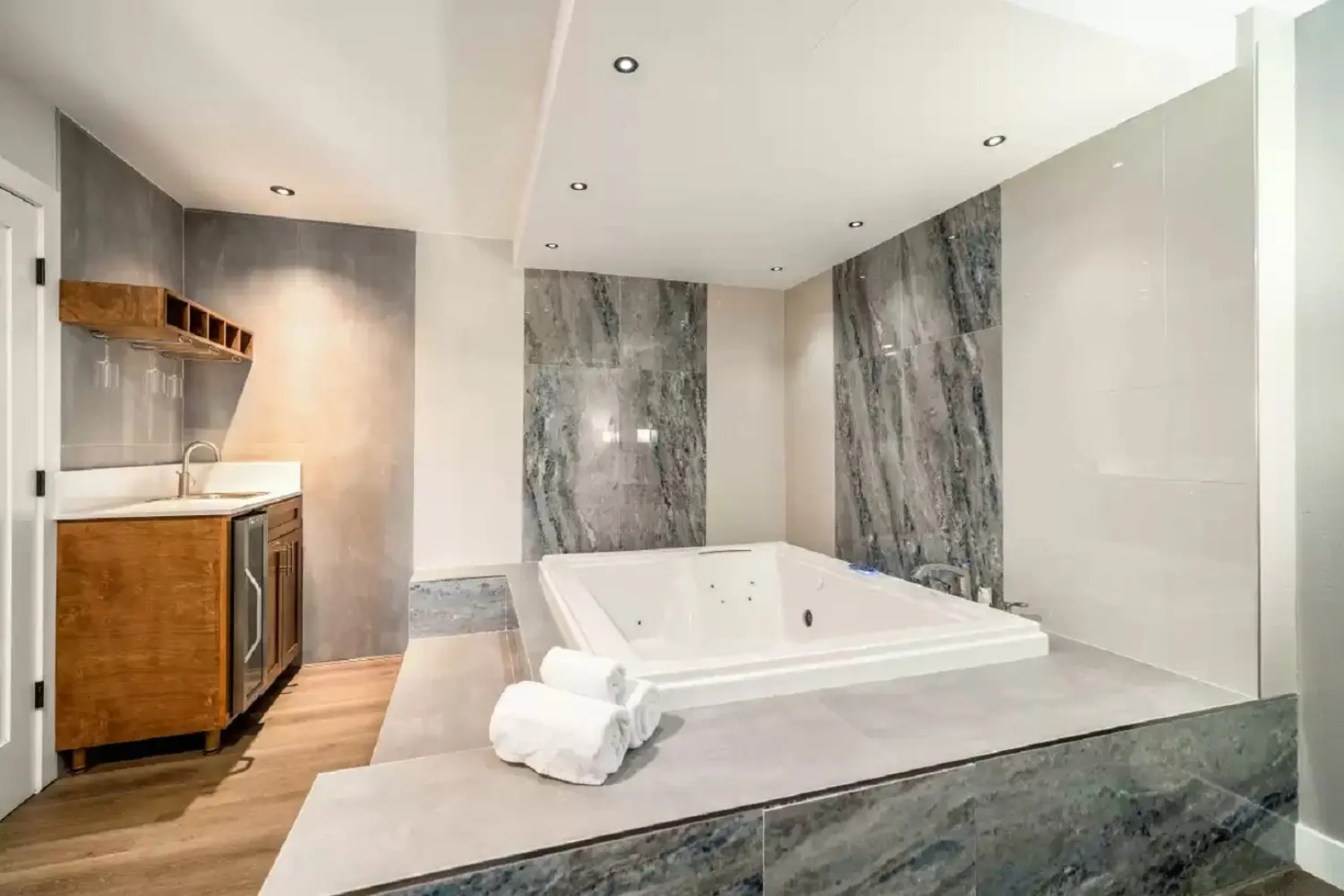 Homestay Suites - Studios & Spas