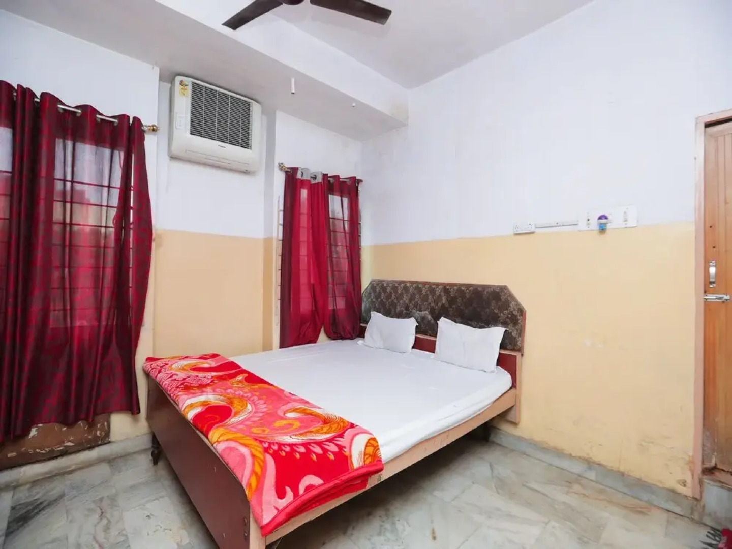 SPOT ON 45472 Hotel Savitri