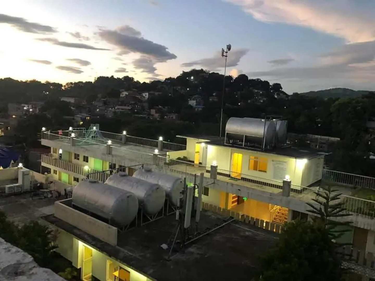 3 Roadside Lexine FREE WIFI !