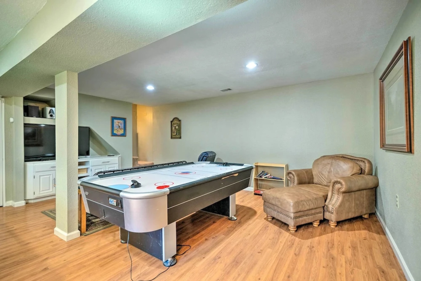 Game Room & Deck: Oso Cozy Cabin in Arnold!