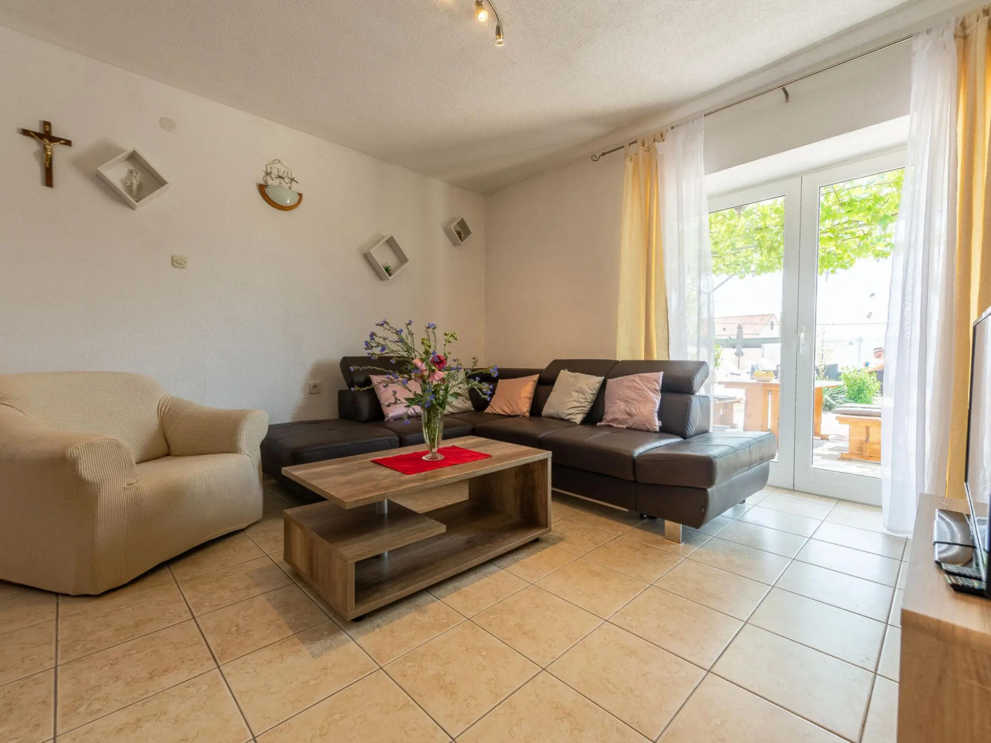 Beautiful Holiday Home in Lisicic