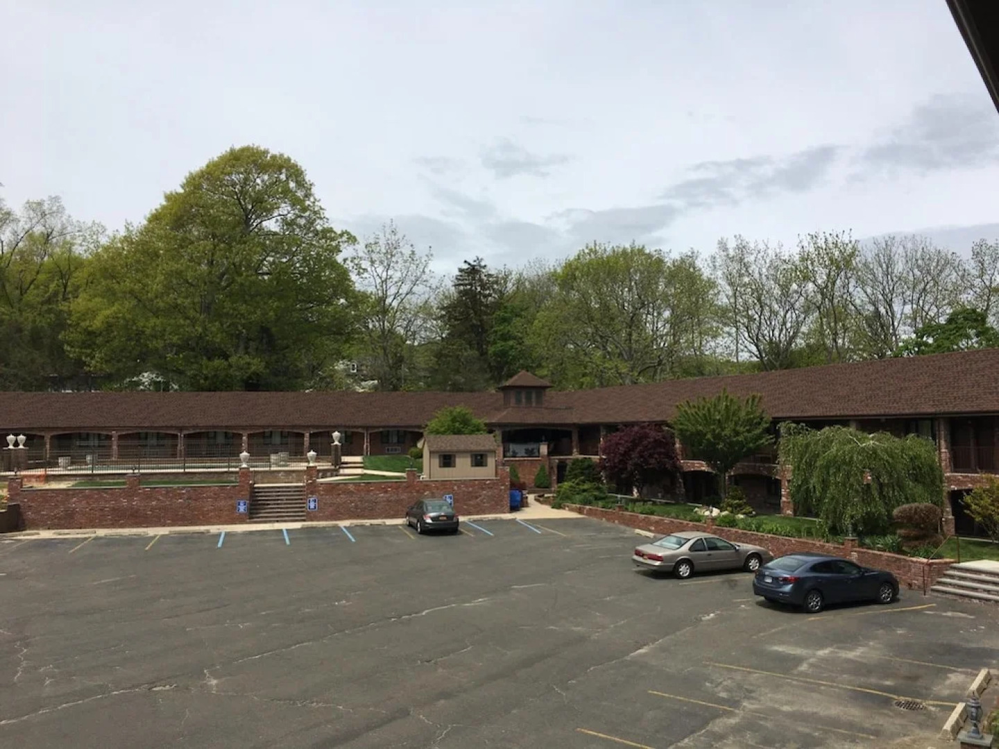 Chalet Inn & Suites Centerport