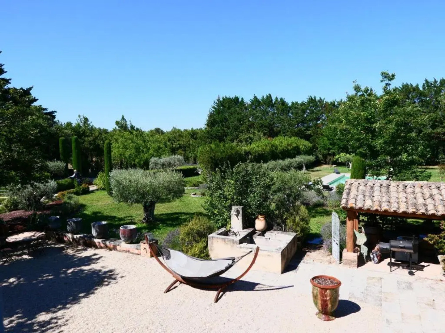 Superbe Mas Provençal 600m2 avec une Superbe Piscine Chauffée et très grand jardin 9000m2, situé au cœur du Luberon en campagne proche de L'Isle sur la Sorgue, 12 personnes, LS2-17 FIGNOULADO