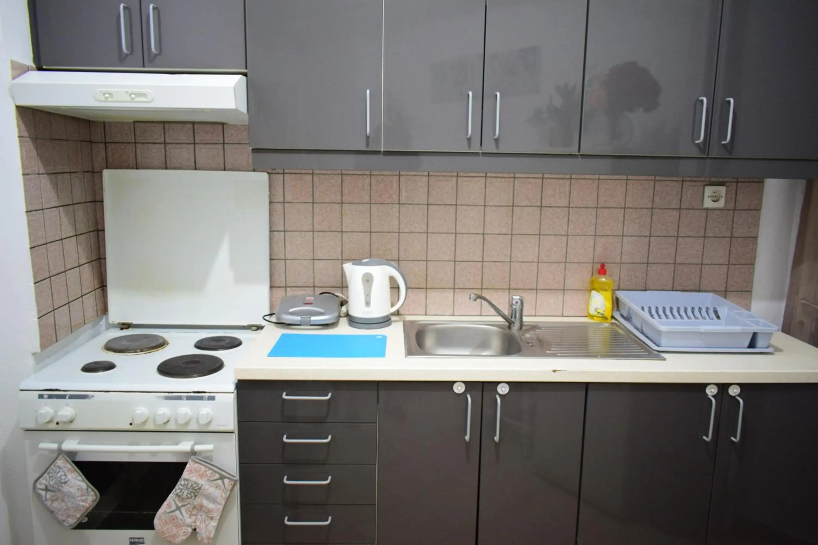 Mary's Apt 2bedrooms in Allou Fun Park West Athens by MK