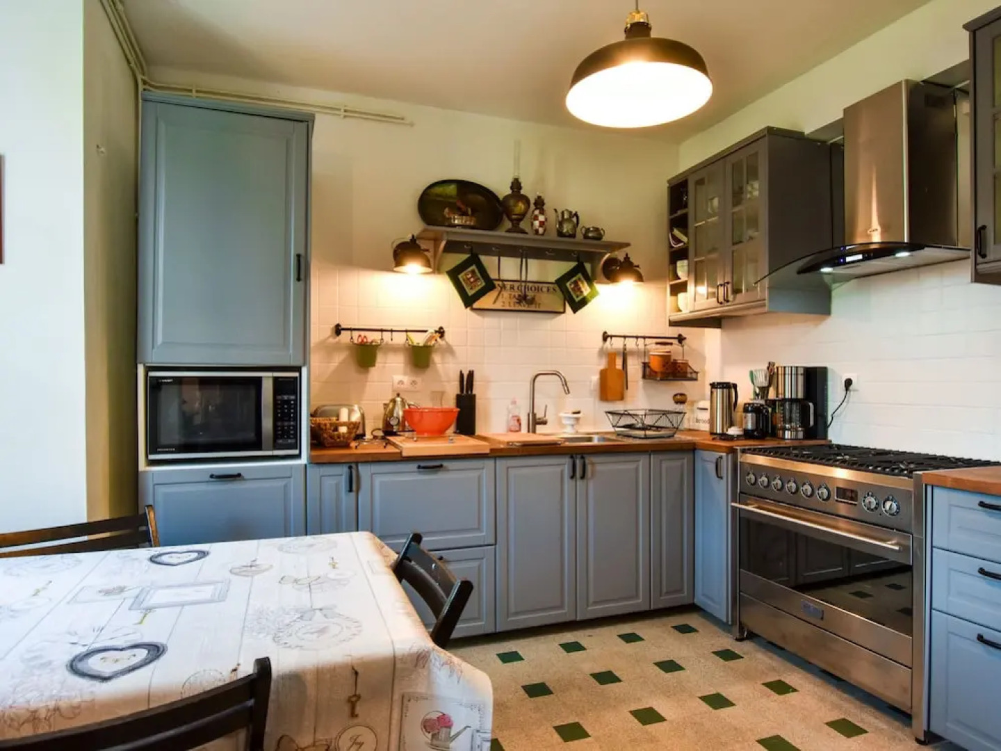 Fantastic property with large swimming pool and garden in the heart of France!