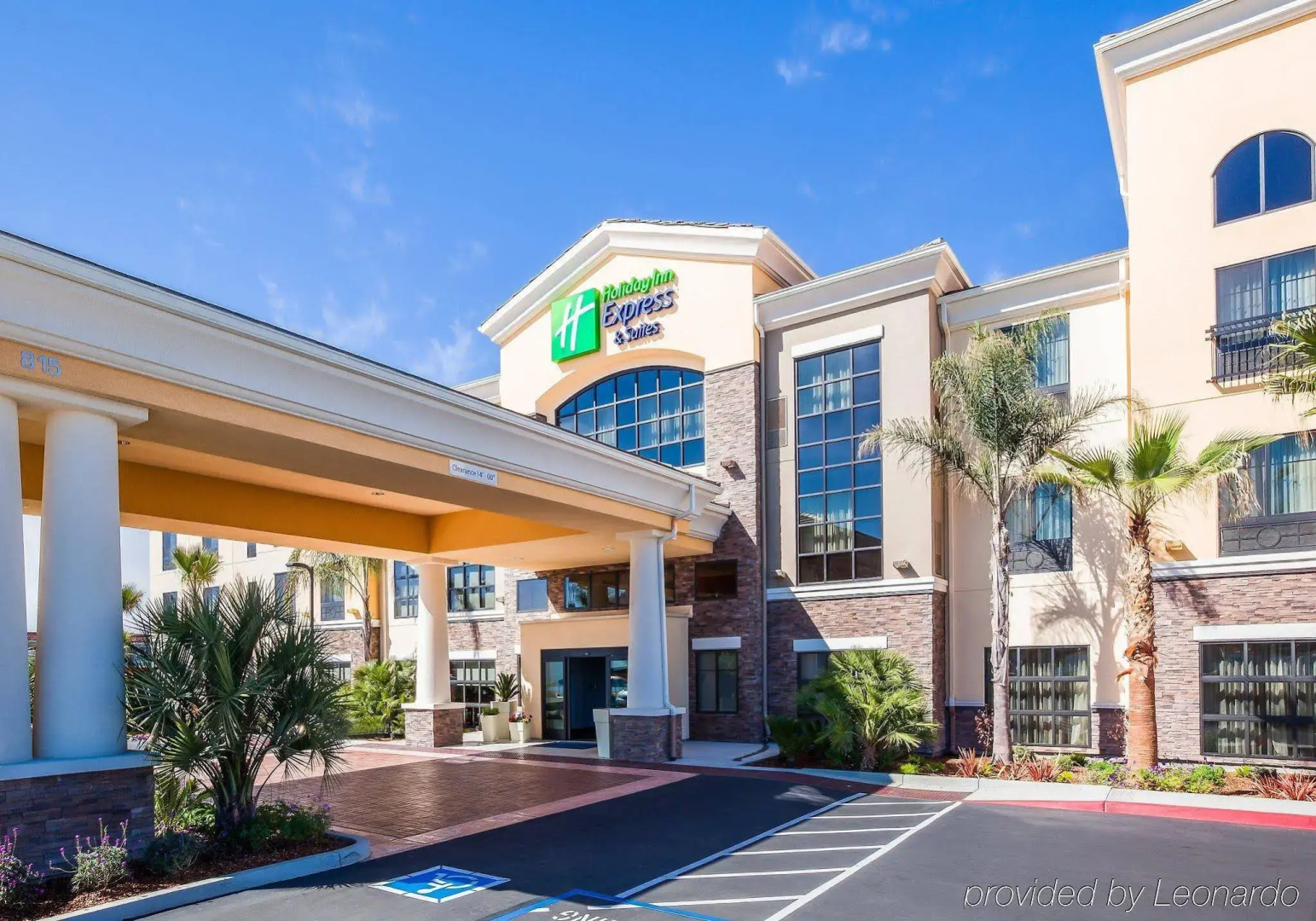 Holiday Inn Express & Suites Eureka by IHG