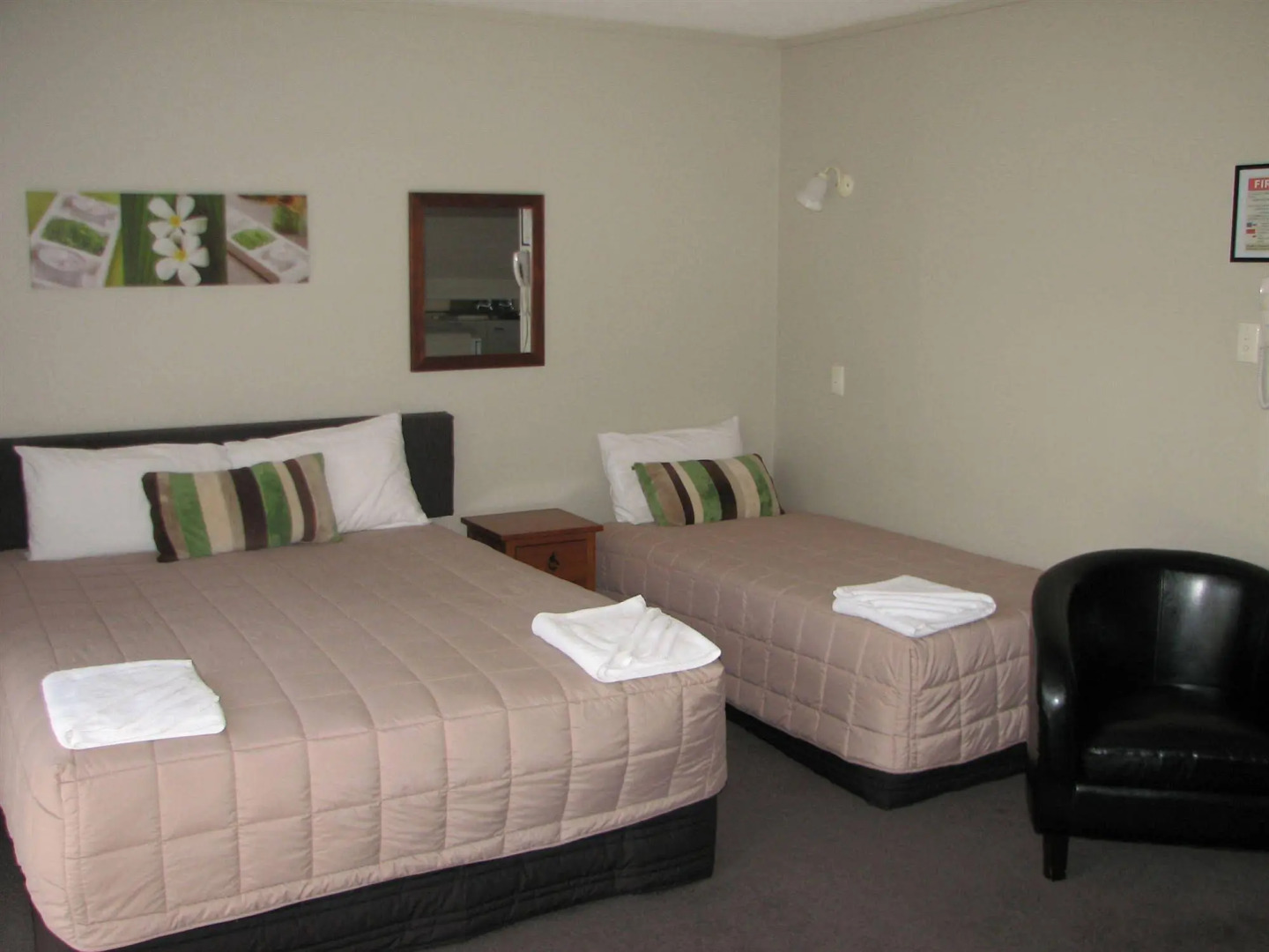 Cobblestone Court Motel – Wenzel Motels