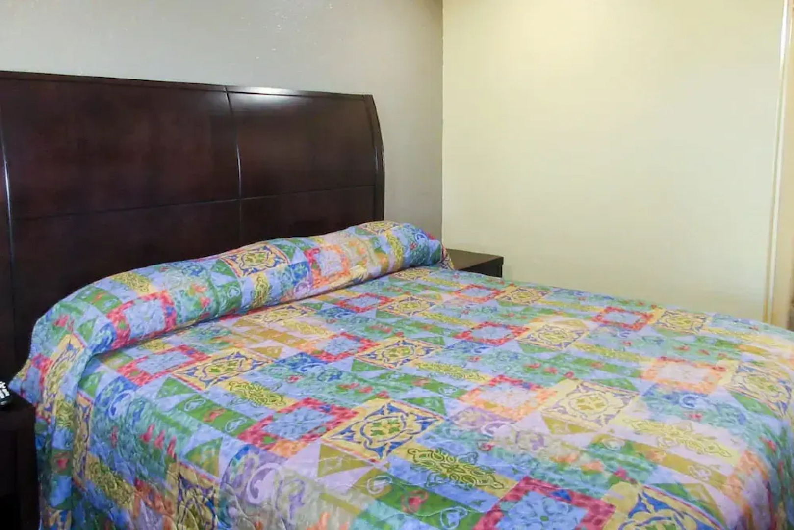 Econo Lodge Inn & Suites