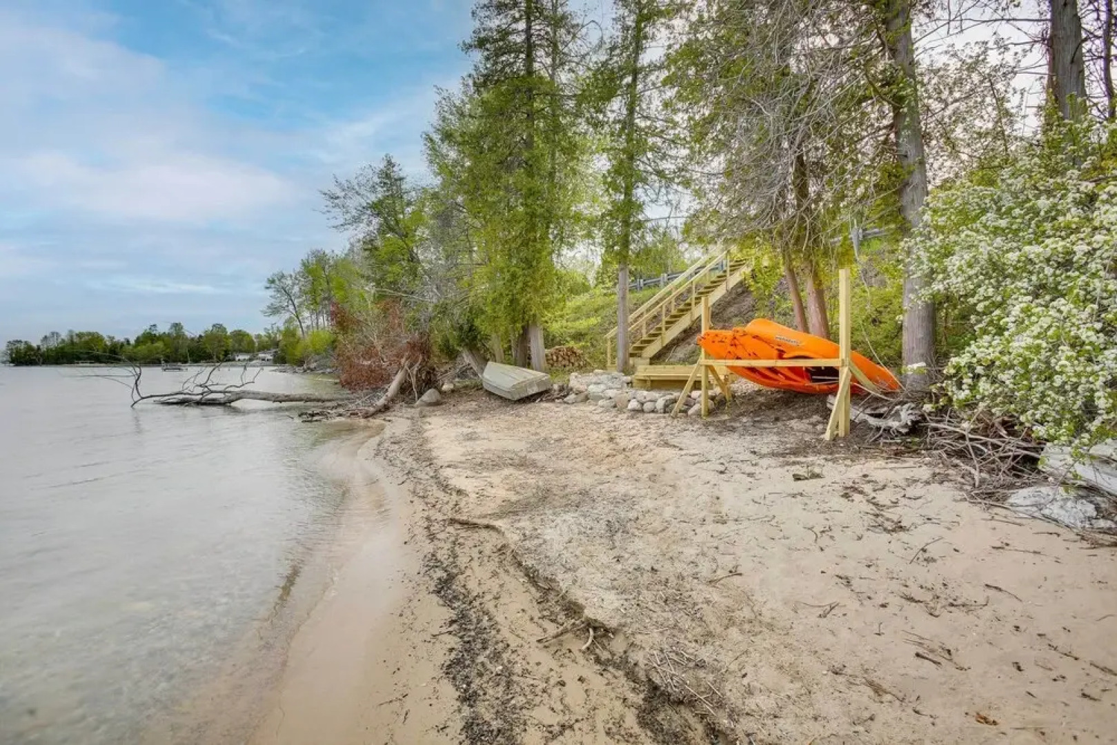 Hot Tub & Fire Pit: Suttons Bay Home Near Wineries