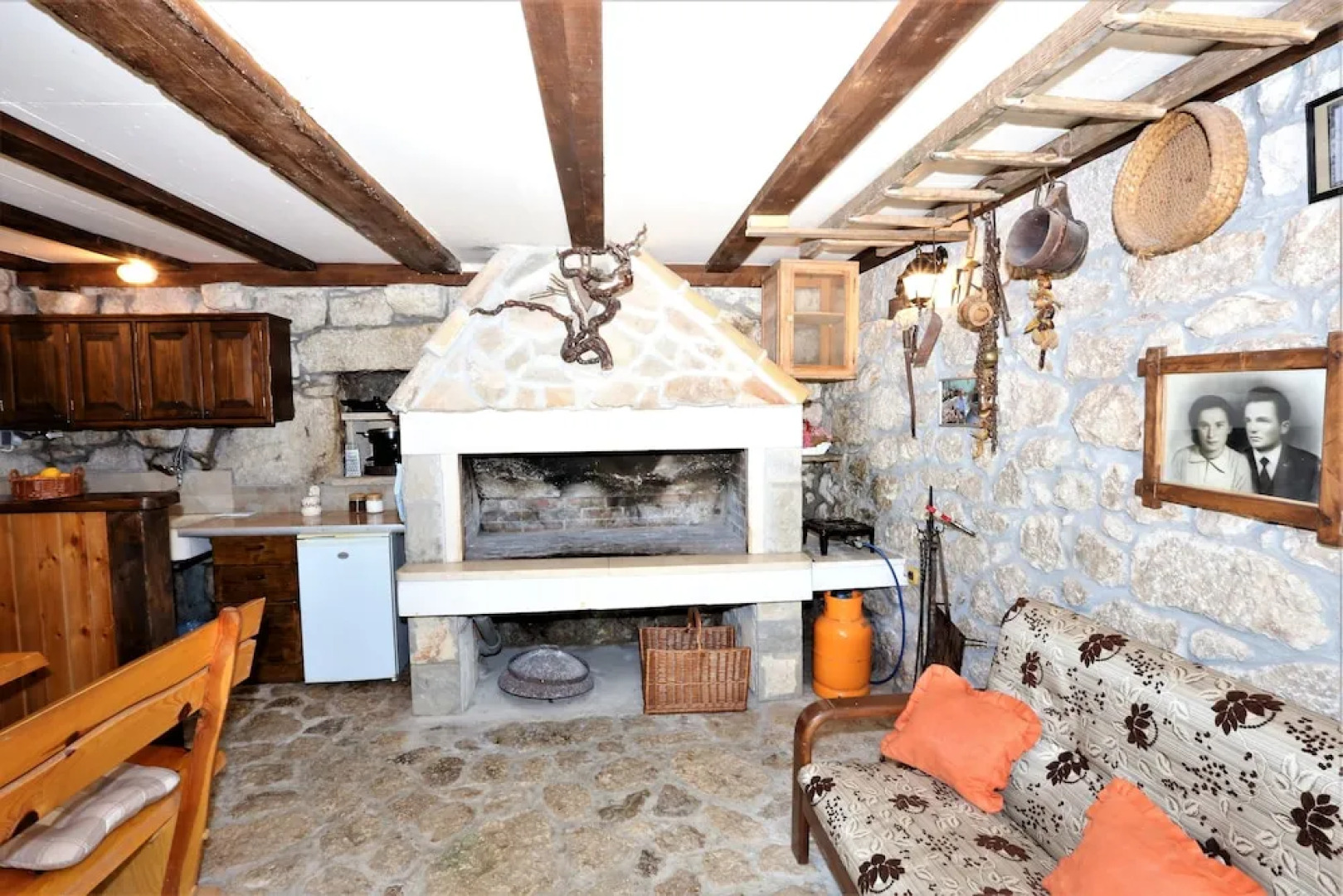 Holiday house in stone with heated pool