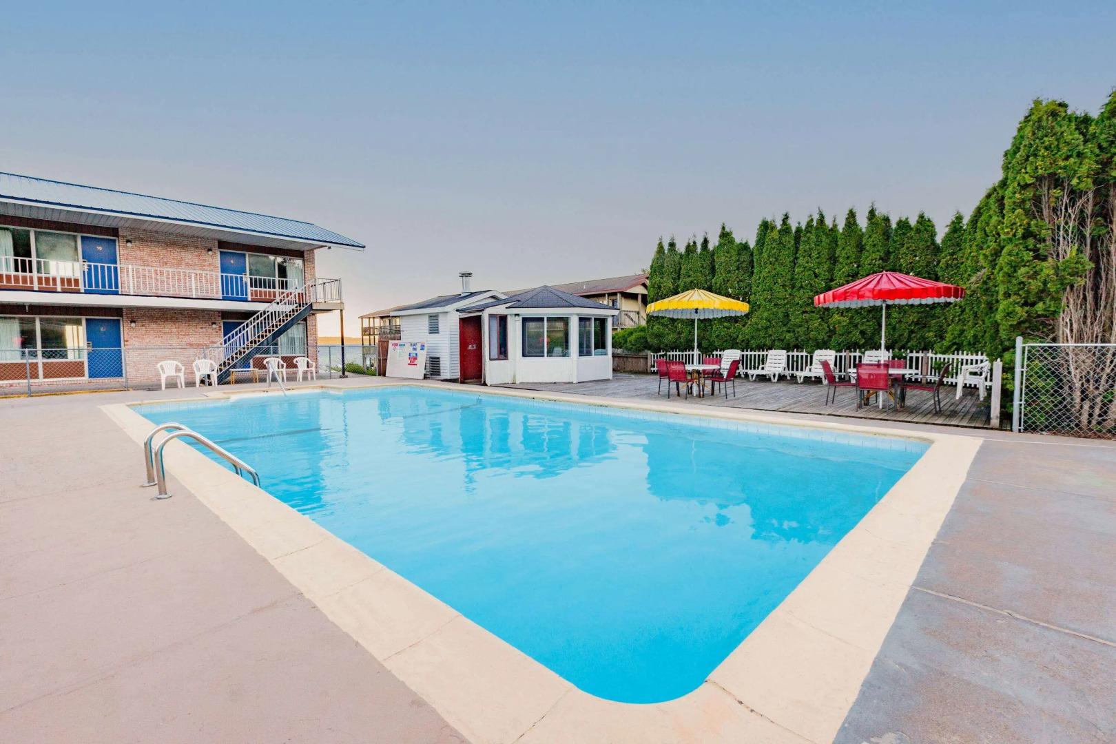 Days Inn & Suites by Wyndham St. Ignace Lakefront