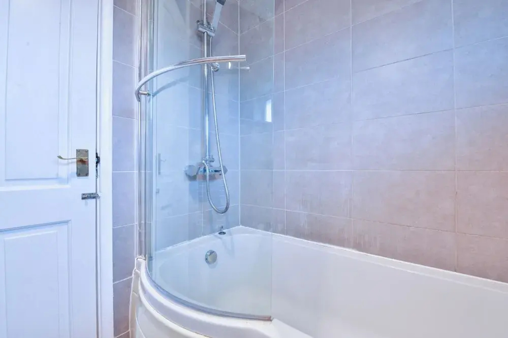 3 Bed House with Private Parking