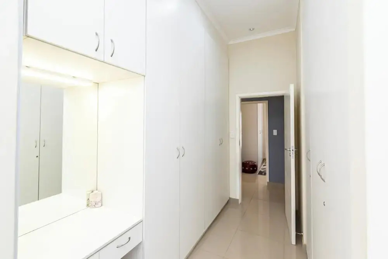 Modern Executive Unit