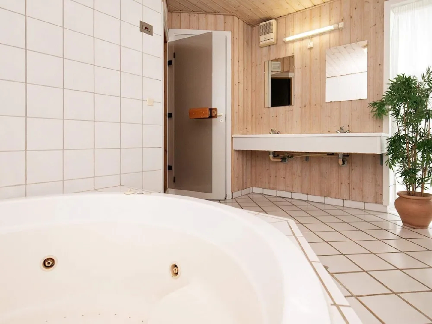 10 Person Holiday Home on a Holiday Park