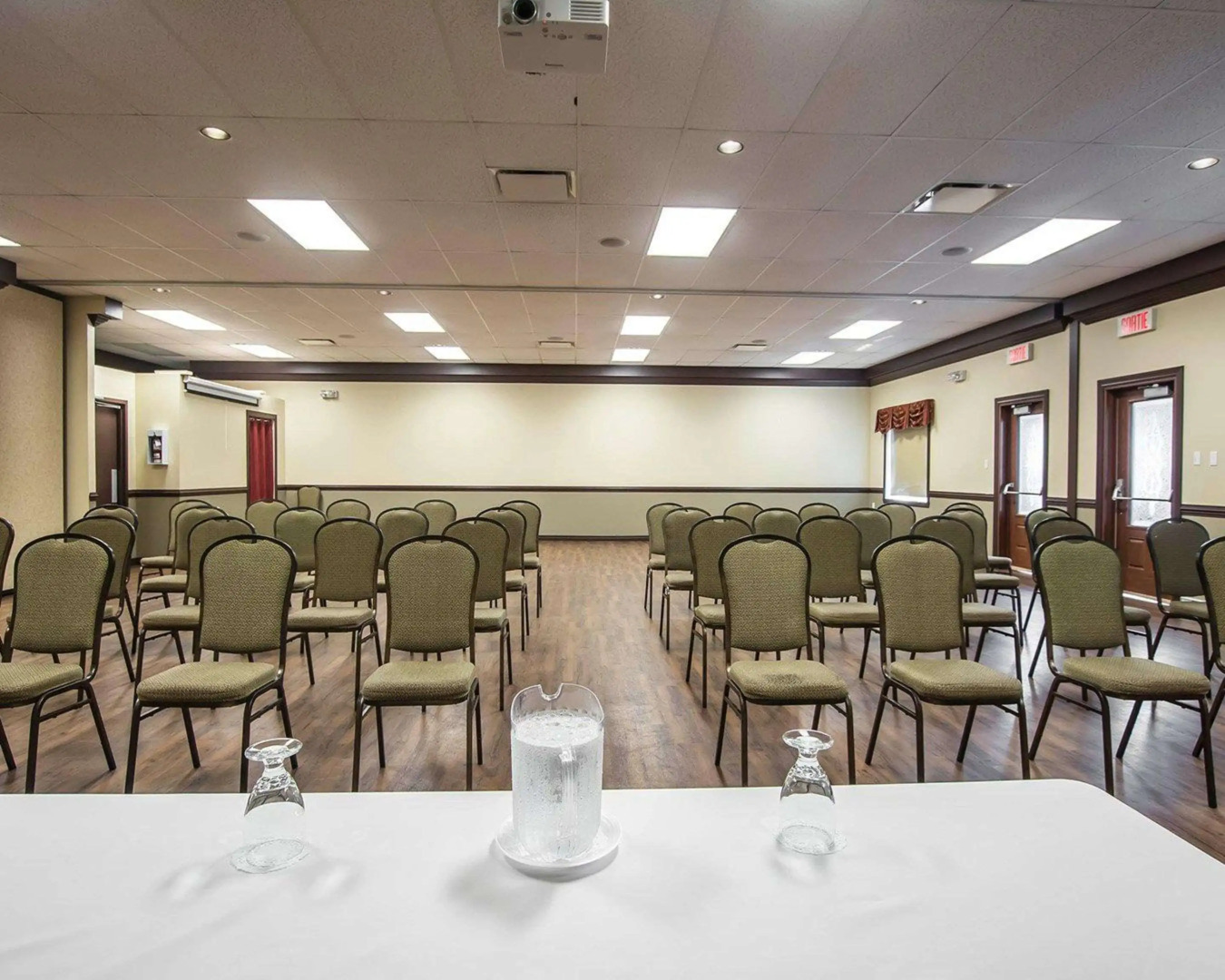 Econo Lodge Inn & Suites