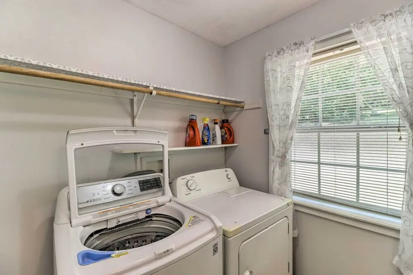 Spacious White Rivers Jewel: Fishing Haven!