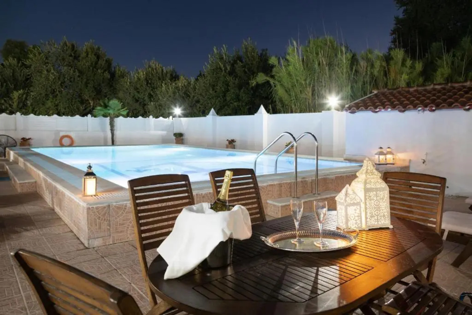 Villa Paradiso: Near beach, superb pool and garden