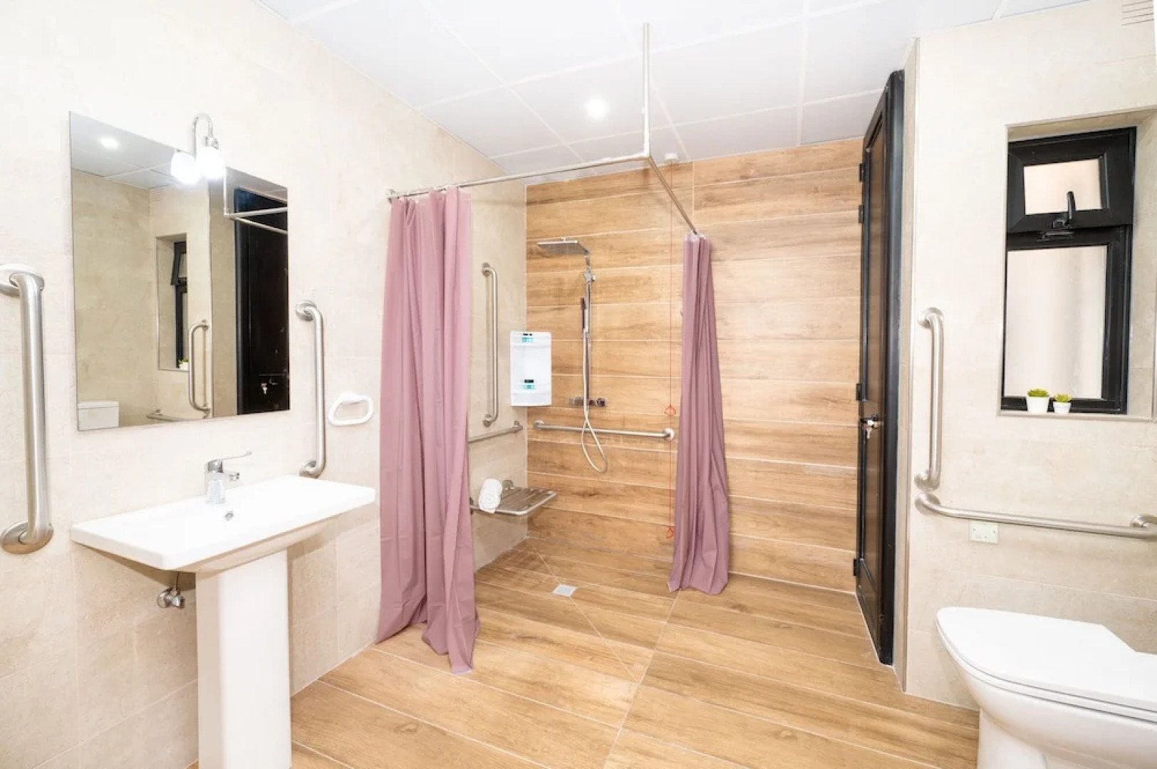 Islet Promenade Studio with Hot Tub and Panoramic Sea Views by GetawaysMalta