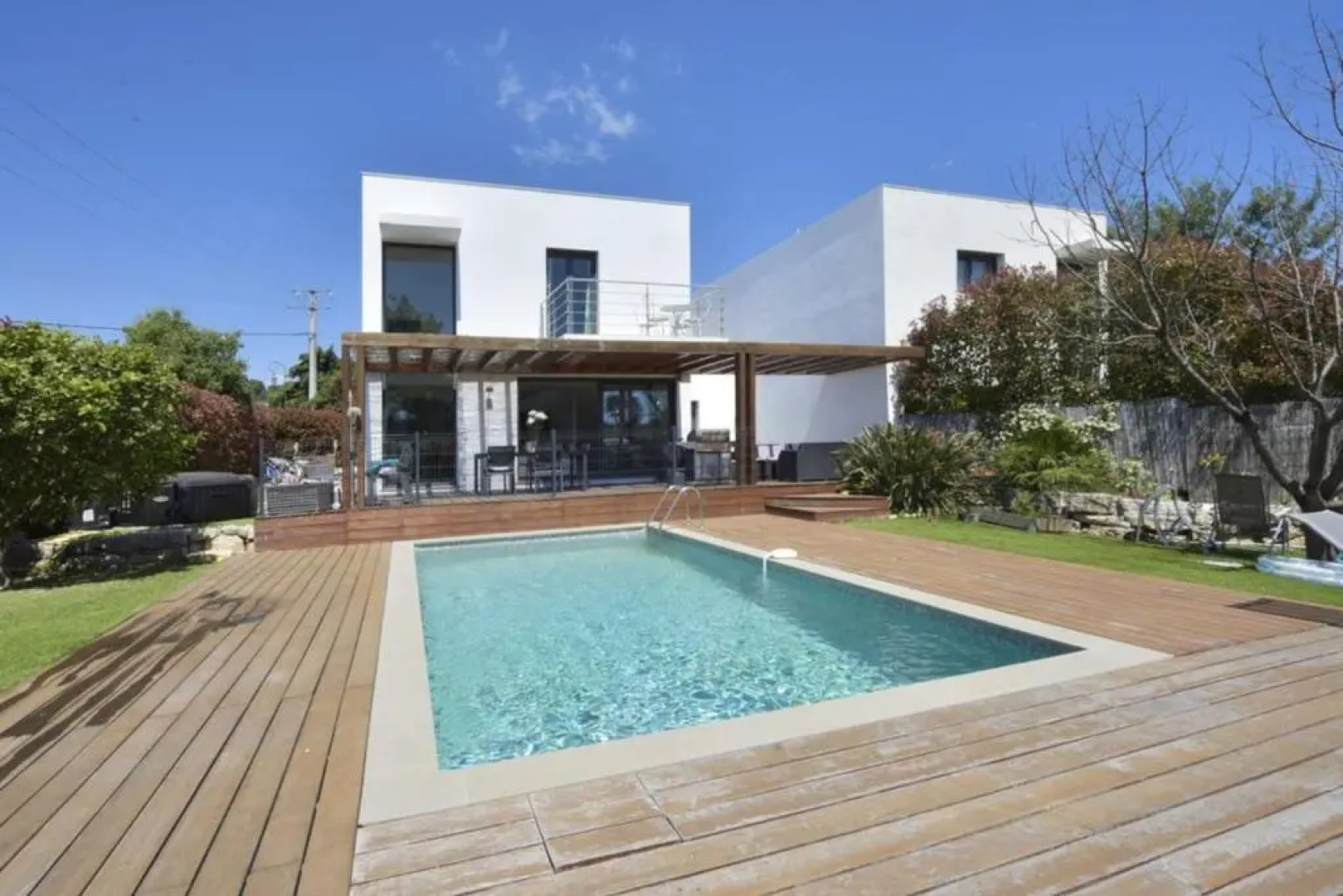 RARE Contemporary Villa with Swimming Pool & Jacuzzi 10 Minutes from
