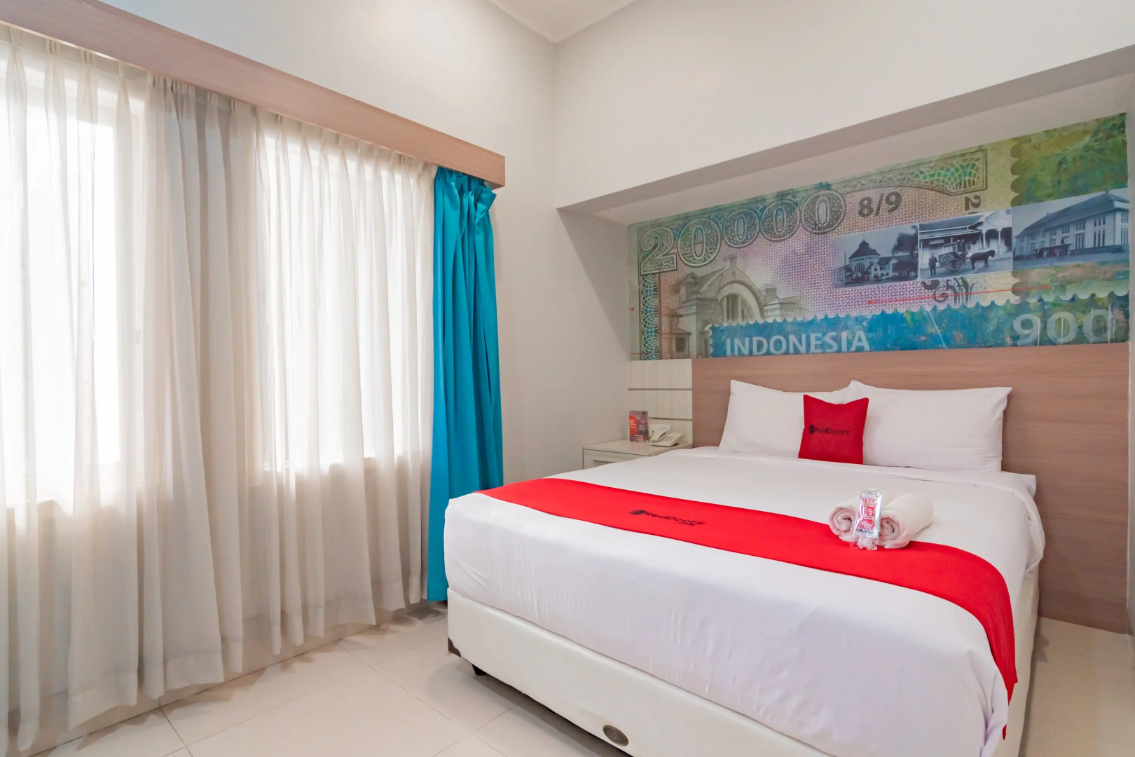 RedDoorz Plus @ Point Phila Cihampelas