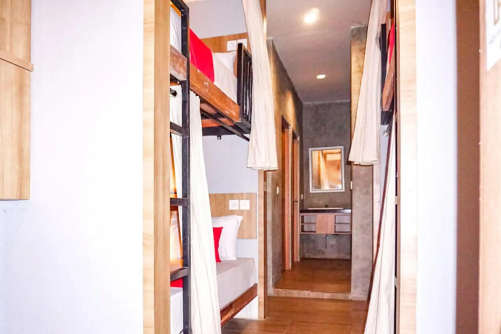 RedDoorz near Lippo Mall 2