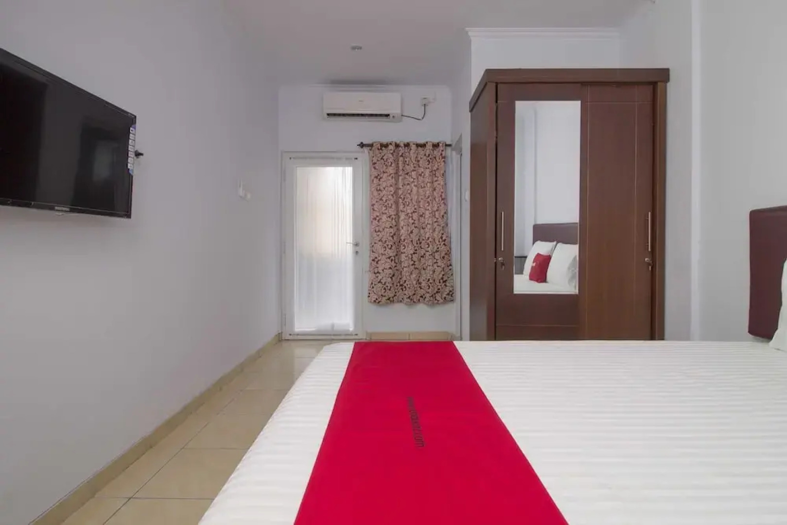 RedDoorz near Siloam Karawaci 2