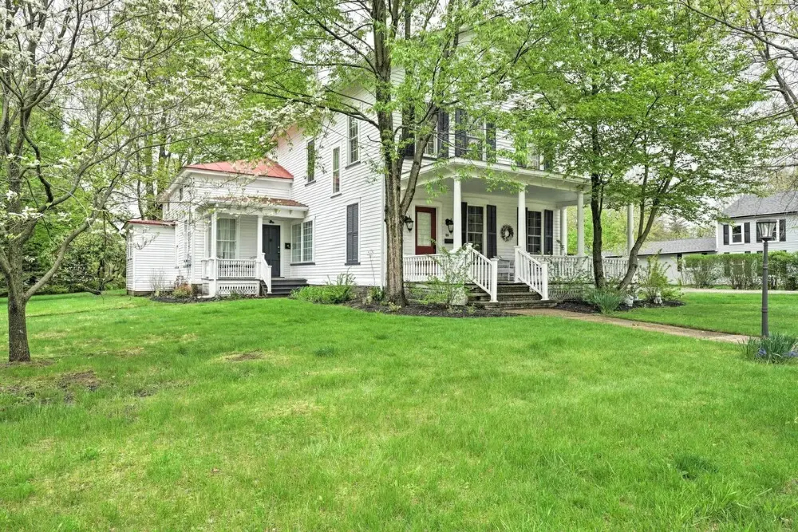 Romantic Apt Near Wineries, Golf & Lake Erie!