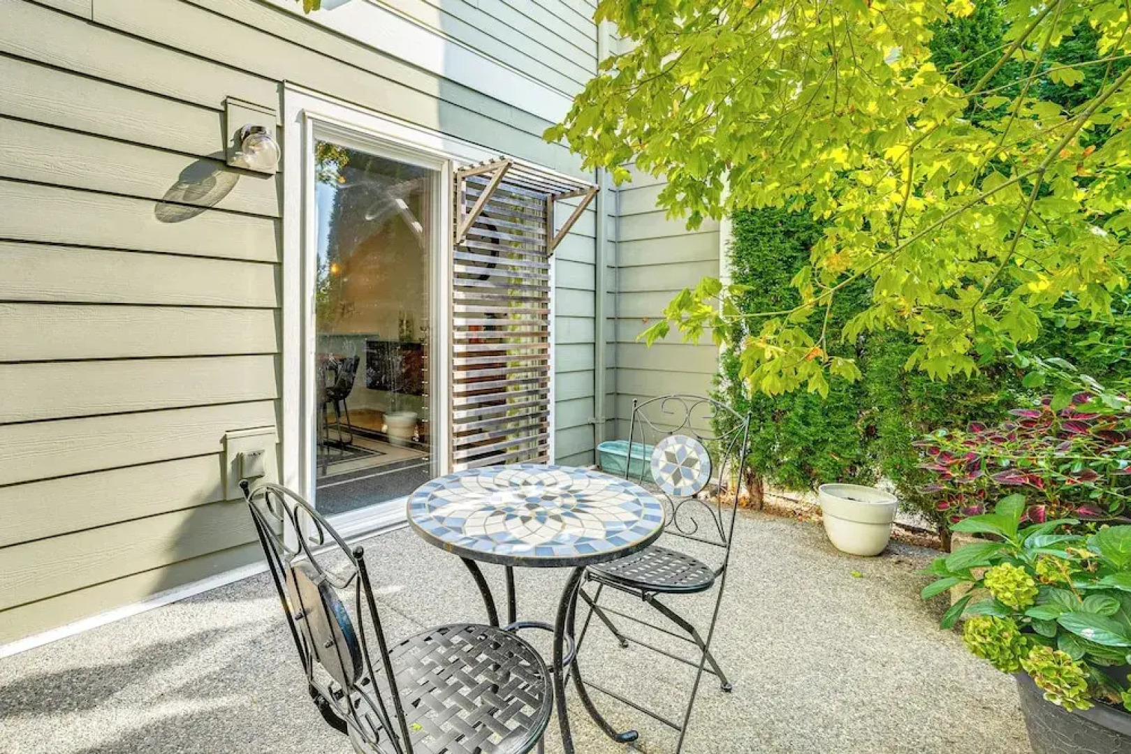 Modern Home Close to Dtwn Woodinville w/ Yard