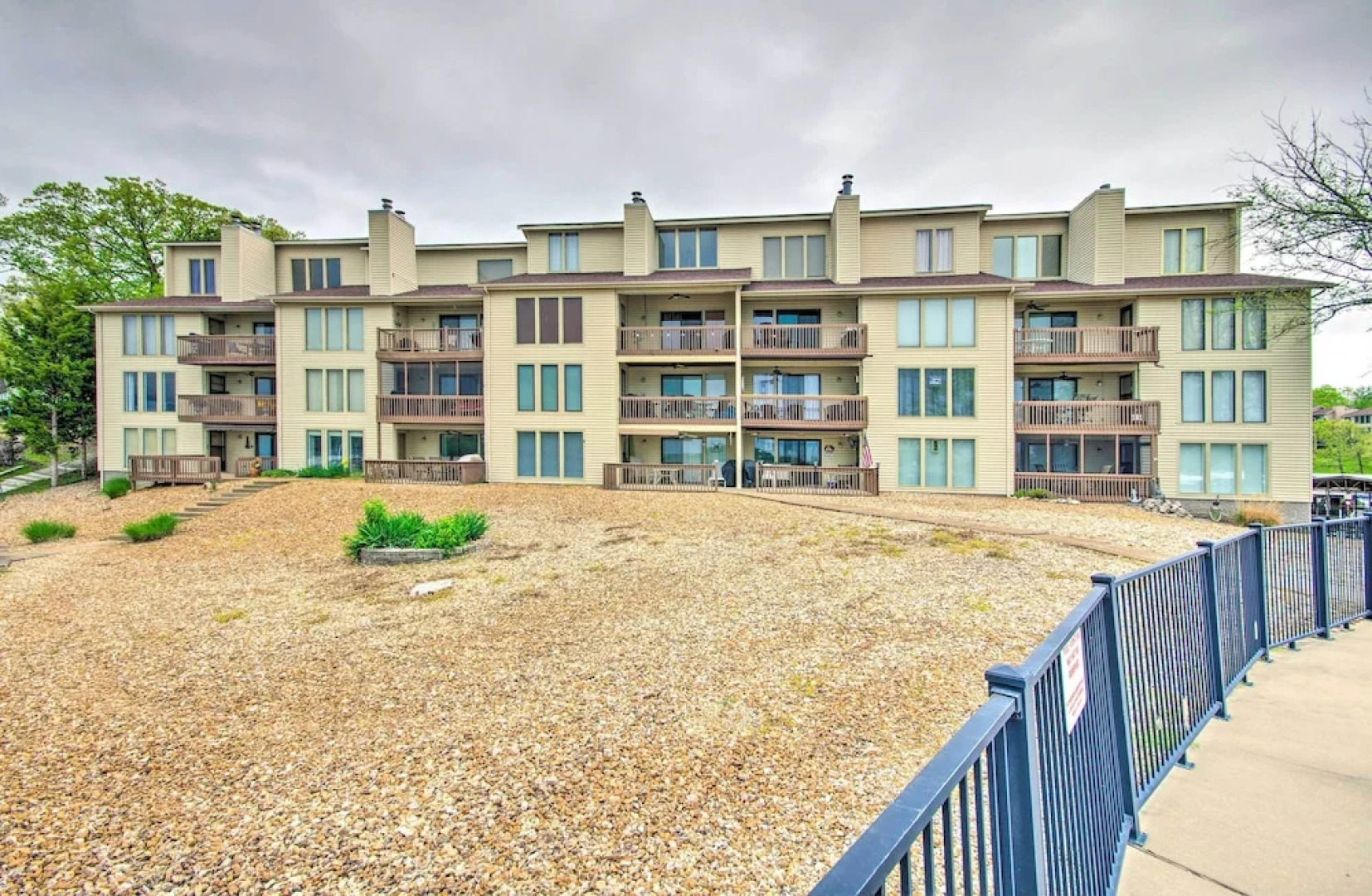 Pool Days & Water Fun Await: Lake Ozark Escape!