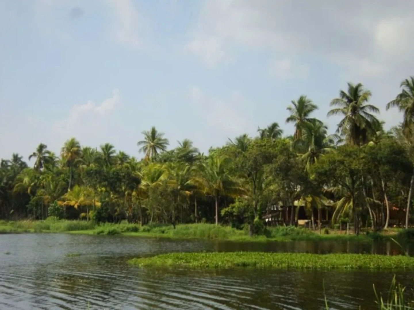 Lake Edge Holiday Inn