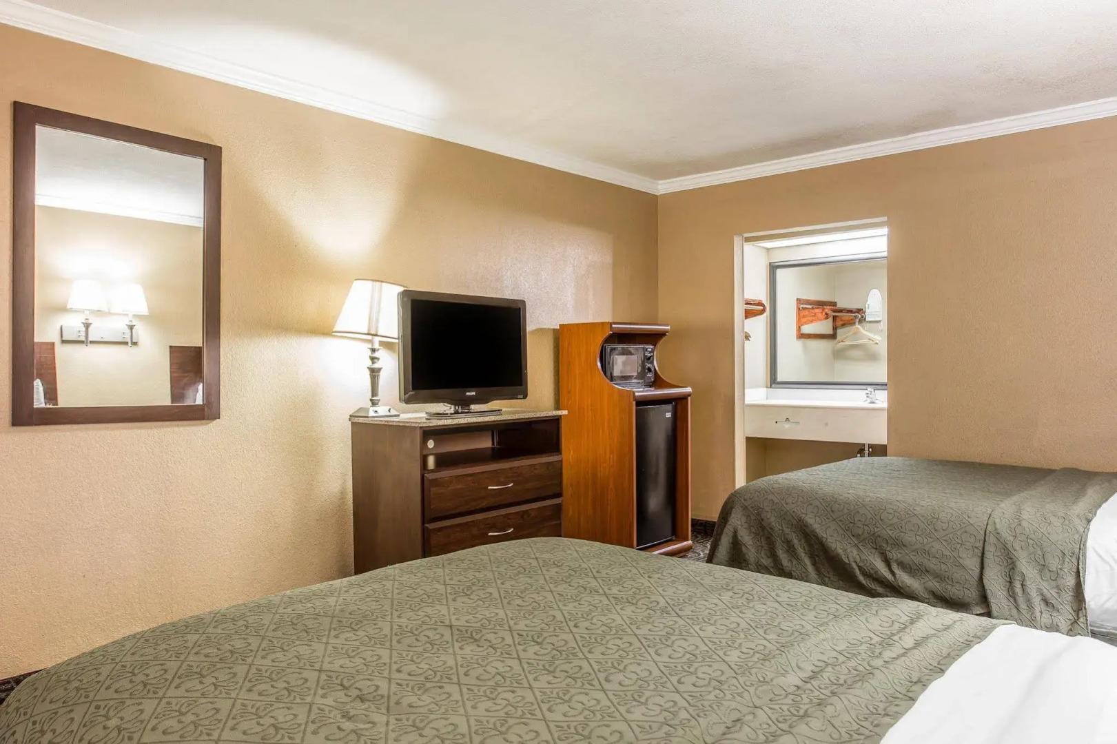 Quality Inn & Suites Ft. Jackson Maingate