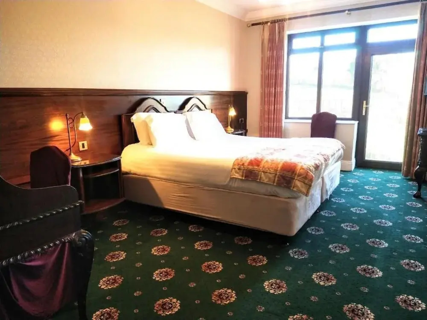 Lakeside Manor Hotel