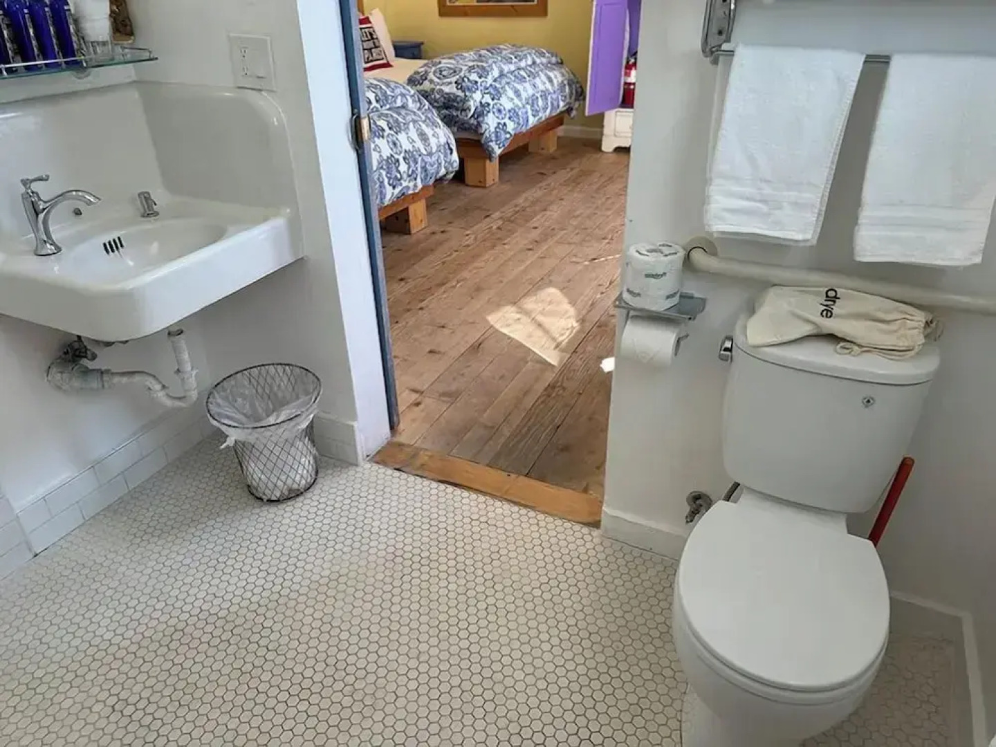 Metro Hotel and Cafe